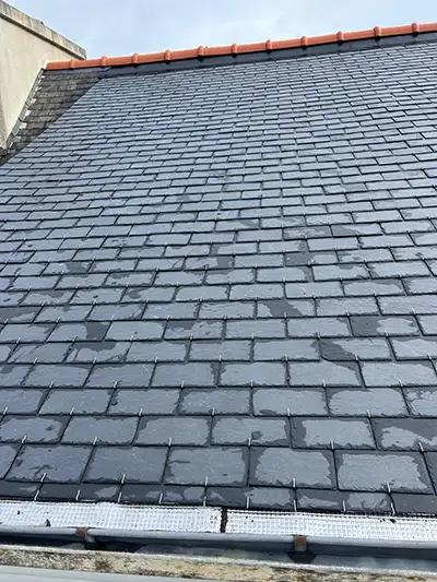 Installation et rénovatin couverture ardoise et tuile à Vannes et Saint-Nazaire.